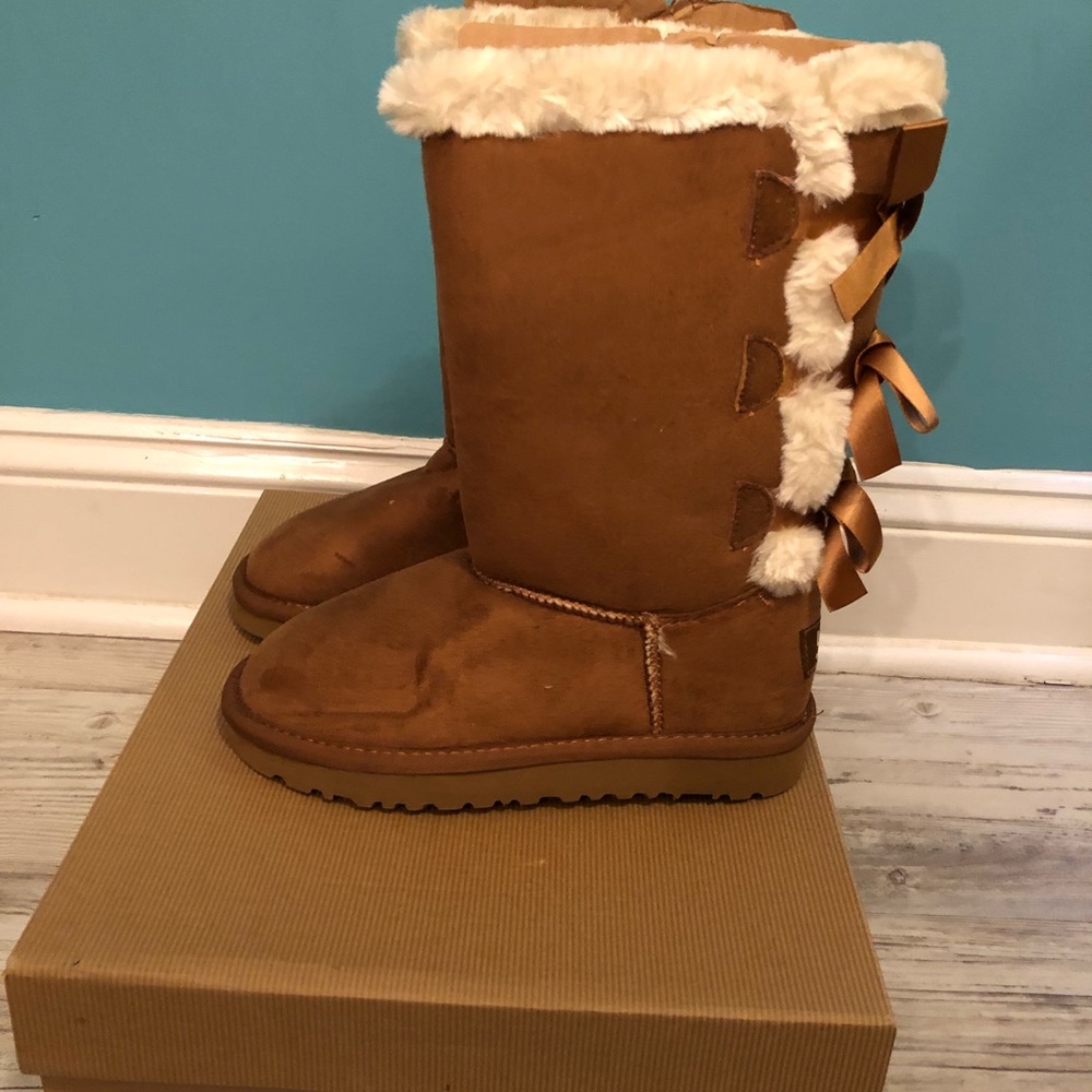 UGG boots size 5 With Bailey Bow. New with box